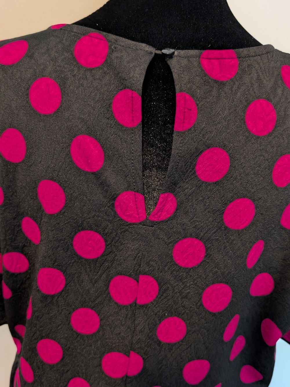 Suzy Shier Black Dress with Bright Pink Polka Dots - Picture 6 of 9